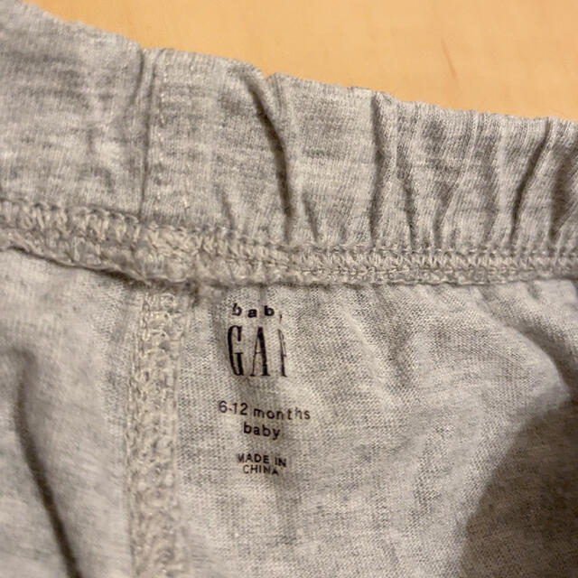 GAP(ギャップ)のGAP 70サイズ　薄手グレーパンツ キッズ/ベビー/マタニティのベビー服(~85cm)(パンツ)の商品写真