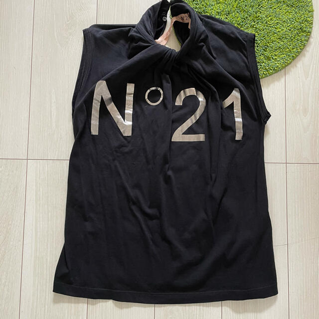 N°21(ヌメロヴェントゥーノ)の美品　N°21 ヌメロヴェントゥーノ ノースリーブ カットソー レディースのトップス(Tシャツ(半袖/袖なし))の商品写真