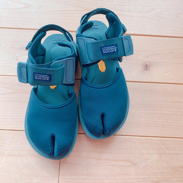 suicoke(スイコック)のスイコック　足袋サンダル　タビサンダル　美品　23.0 レディースの靴/シューズ(サンダル)の商品写真