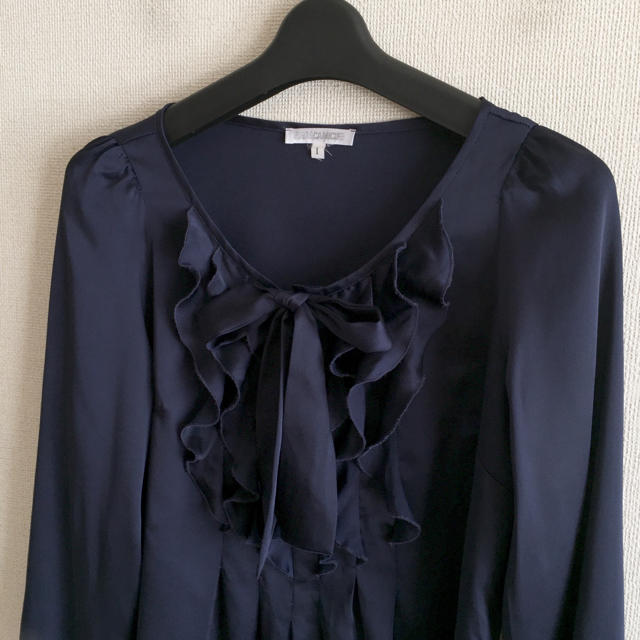 NARACAMICIE(ナラカミーチェ)のナラカミーチェ♡紺色のリボンシャツ レディースのトップス(シャツ/ブラウス(長袖/七分))の商品写真
