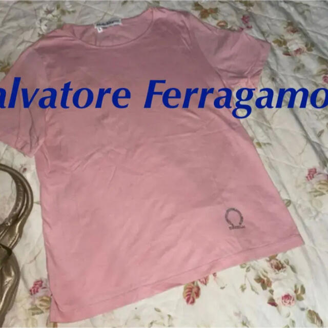 Salvatore Ferragamo(サルヴァトーレフェラガモ)の美品　フェラガモ　カットソー　トップス　Tシャツ レディースのトップス(Tシャツ(半袖/袖なし))の商品写真