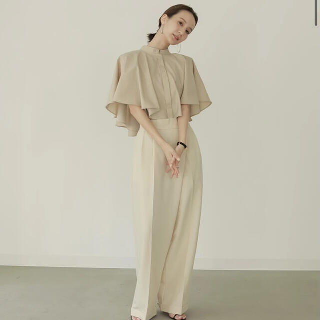 louren drape cape blouse beige レディースのトップス(シャツ/ブラウス(長袖/七分))の商品写真