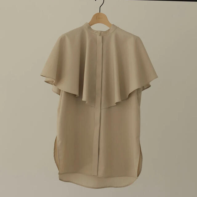 louren drape cape blouse beige レディースのトップス(シャツ/ブラウス(長袖/七分))の商品写真