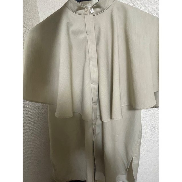 louren drape cape blouse beige レディースのトップス(シャツ/ブラウス(長袖/七分))の商品写真