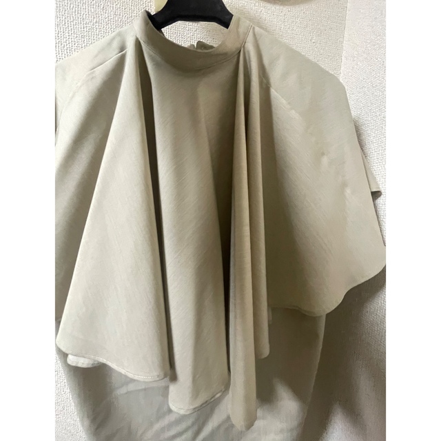 louren drape cape blouse beige レディースのトップス(シャツ/ブラウス(長袖/七分))の商品写真