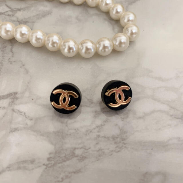 CHANEL(シャネル)のCHANEL シャネボタン 2個 ハンドメイドの素材/材料(各種パーツ)の商品写真