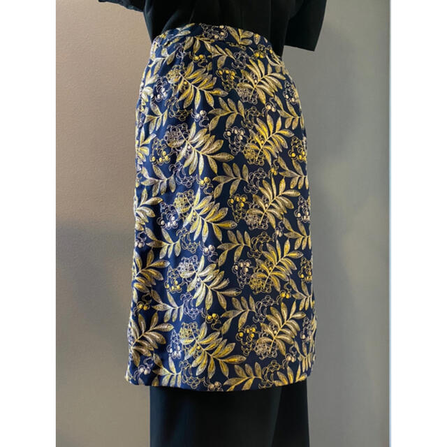 古着 ビンテージ 70s タイト スカート 花柄 刺繍 ネイビー レディースのスカート(ひざ丈スカート)の商品写真