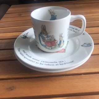 ウェッジウッド(WEDGWOOD)のピーターラビットのマグカップと皿2枚(食器)