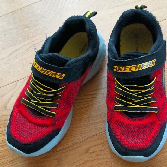 ★送料無料★　SKECHERS スニーカー　上靴　赤×黒 22.5cm　男の子　 キッズ/ベビー/マタニティのキッズ靴/シューズ(15cm~)(スニーカー)の商品写真