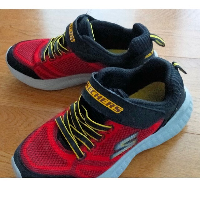 ★送料無料★　SKECHERS スニーカー　上靴　赤×黒 22.5cm　男の子　 キッズ/ベビー/マタニティのキッズ靴/シューズ(15cm~)(スニーカー)の商品写真