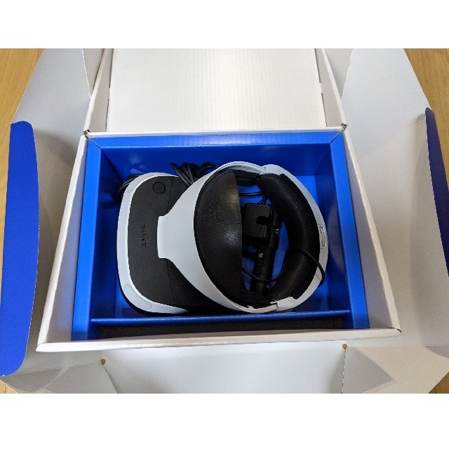 PlayStation VR(プレイステーションヴィーアール)の中古品　PlaystationVR カメラ同梱版 エンタメ/ホビーのゲームソフト/ゲーム機本体(家庭用ゲーム機本体)の商品写真