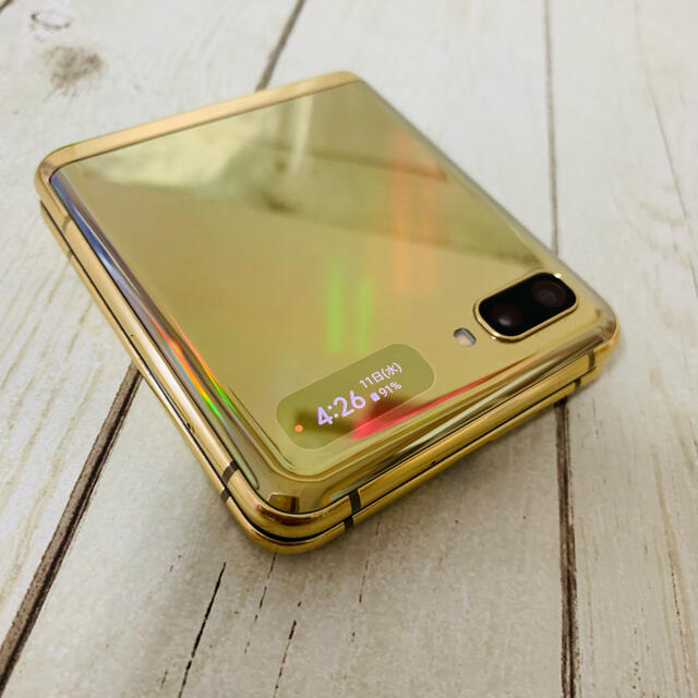 SAMSUNG(サムスン)のGalaxy Z Flip Gold  256GB SIMフリー スマホ/家電/カメラのスマートフォン/携帯電話(スマートフォン本体)の商品写真