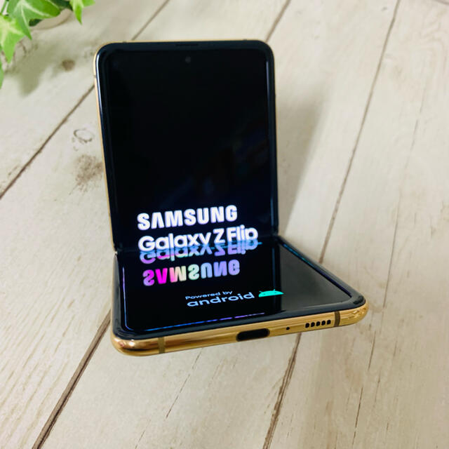 SAMSUNG(サムスン)のGalaxy Z Flip Gold  256GB SIMフリー スマホ/家電/カメラのスマートフォン/携帯電話(スマートフォン本体)の商品写真