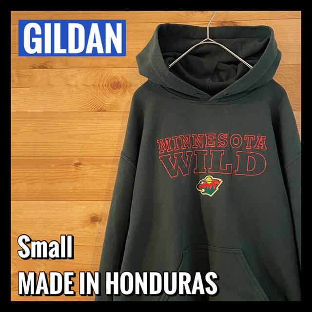 GILDAN(ギルタン)の【GILDAN】プルオーバー 刺繍ロゴ パーカー フーディー S アメリカ古着 メンズのトップス(パーカー)の商品写真