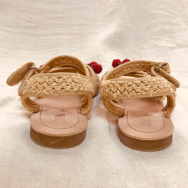 ZARA KIDS(ザラキッズ)のZARA baby サンダル 17.5 さくらんぼ🍒　ボンポワン キッズ/ベビー/マタニティのキッズ靴/シューズ(15cm~)(サンダル)の商品写真