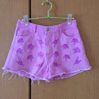 スピンズ(SPINNS)のパープルの花柄刺繍ショートパンツ(ショートパンツ)