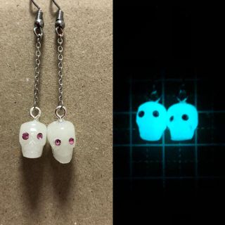 光るドクロ ピンク ピアス(ピアス)