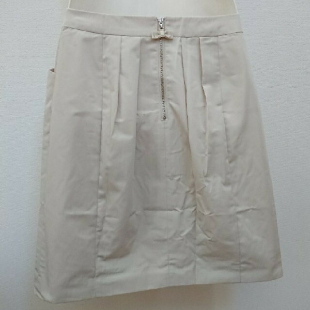 TO BE CHIC(トゥービーシック)のトゥービーシック リボン付きバックファスナースカート 送料無料 レディースのスカート(ひざ丈スカート)の商品写真