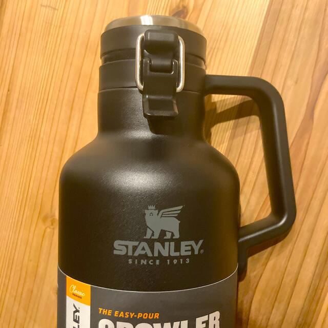 Stanley(スタンレー)の【即納・美品】日本未発売　STANLEY グロウラー 1.9L マットブラック スポーツ/アウトドアのスポーツ/アウトドア その他(その他)の商品写真