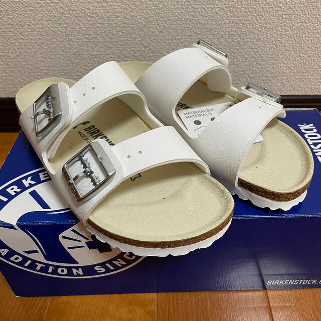 BIRKENSTOCK(ビルケンシュトック)の新品未使用　ビルケンシュトック　アリゾナ　ホワイト　36　 レディースの靴/シューズ(サンダル)の商品写真