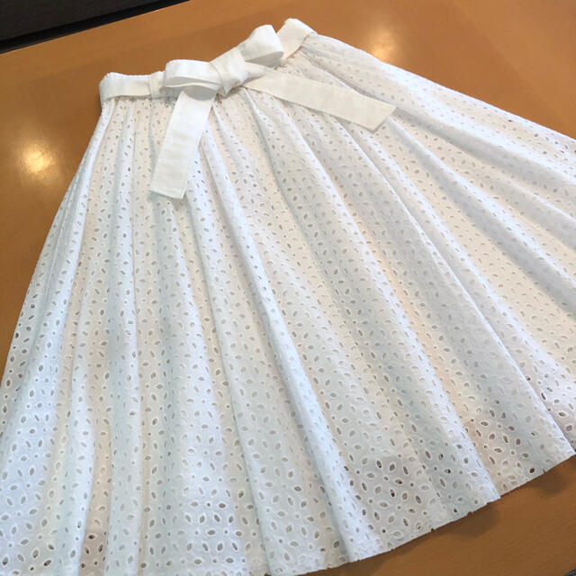 M'S GRACY(エムズグレイシー)の❤️美品 エムズグレイシー❤️白 レーススカート 膝隠れる丈リボン レディースのスカート(ひざ丈スカート)の商品写真