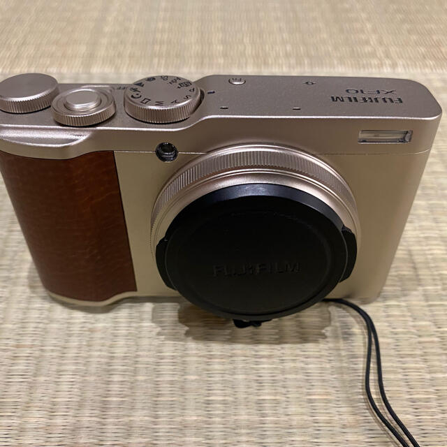 富士フイルム(フジフイルム)のXF-10 美品　　バッテリー1個おまけ スマホ/家電/カメラのカメラ(コンパクトデジタルカメラ)の商品写真