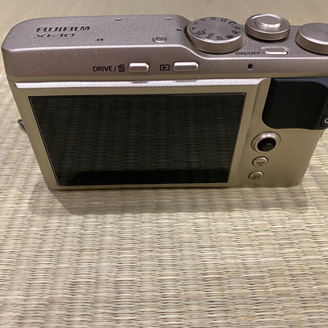 富士フイルム(フジフイルム)のXF-10 美品　　バッテリー1個おまけ スマホ/家電/カメラのカメラ(コンパクトデジタルカメラ)の商品写真