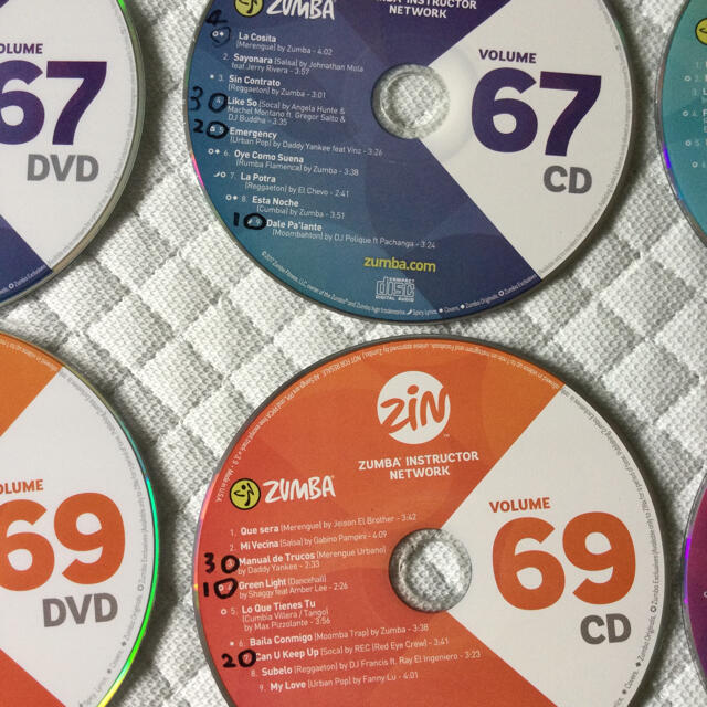 Zumba(ズンバ)の中古　ZUMBA オリジナルCD＆DVD セット販売 エンタメ/ホビーのCD(ポップス/ロック(洋楽))の商品写真