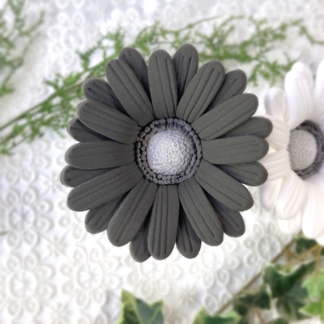 ガーベラ　クレイフラワー　ブラック　ホワイト　2本セット　造花　花 ハンドメイドのフラワー/ガーデン(プリザーブドフラワー)の商品写真