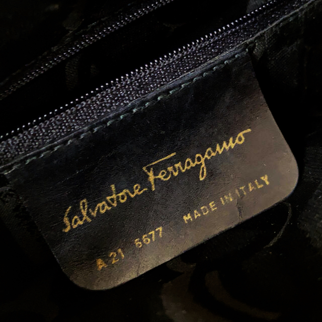 Salvatore Ferragamo(サルヴァトーレフェラガモ)のフェラガモ　ヴァラ クロコ型押し ショルダーバッグ レディースのバッグ(ショルダーバッグ)の商品写真