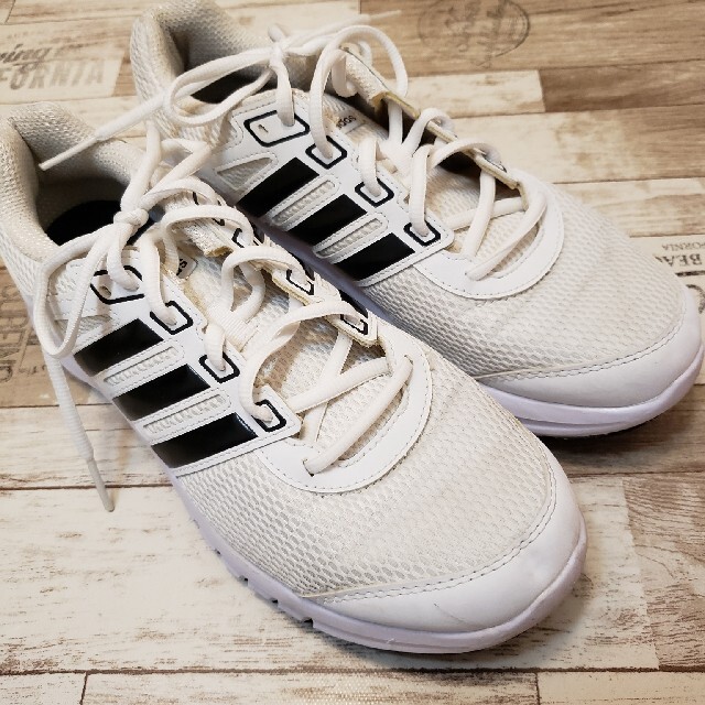 adidas(アディダス)のadidas ホワイトライン スニーカー 26cm スポーツ/アウトドアのランニング(シューズ)の商品写真