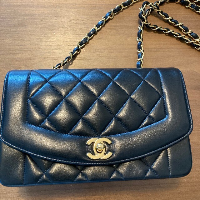 CHANEL　ダイアナ　マトラッセ　ショルダーバッグ美品