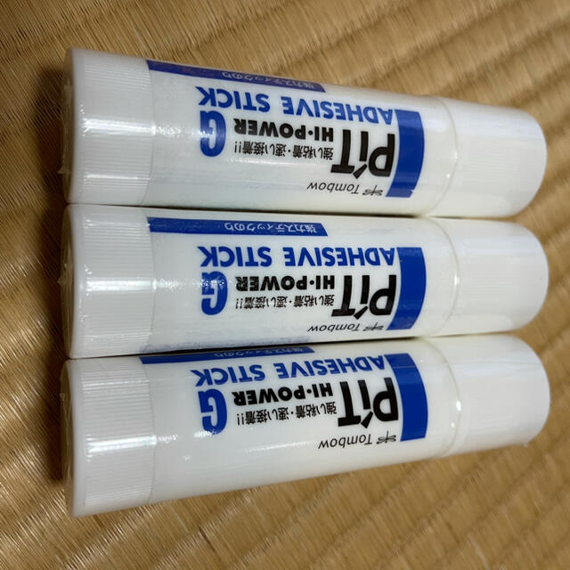 トンボ鉛筆(トンボエンピツ)の未開封40g. 3本！強力ステックのりPIT トンボ　大容量お得用 インテリア/住まい/日用品の文房具(その他)の商品写真