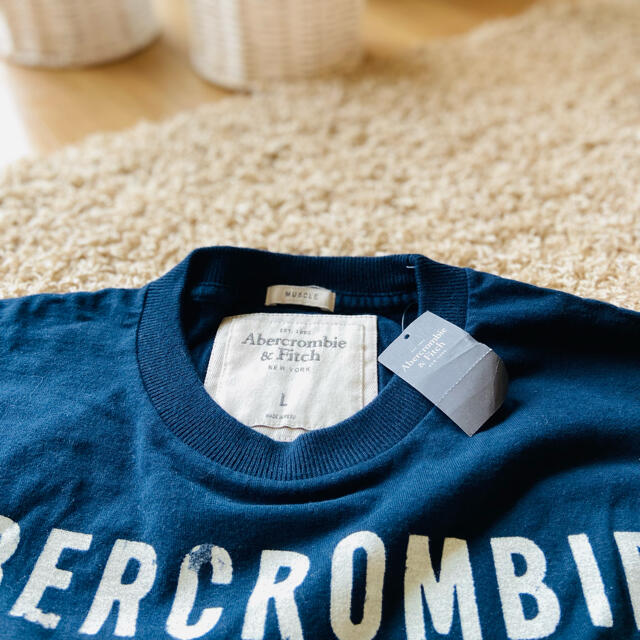 Abercrombie&Fitch(アバクロンビーアンドフィッチ)の★ABERCROMBIE&FITCH★ メンズTシャツ　ネイビー　未使用タグ付き メンズのトップス(Tシャツ/カットソー(七分/長袖))の商品写真