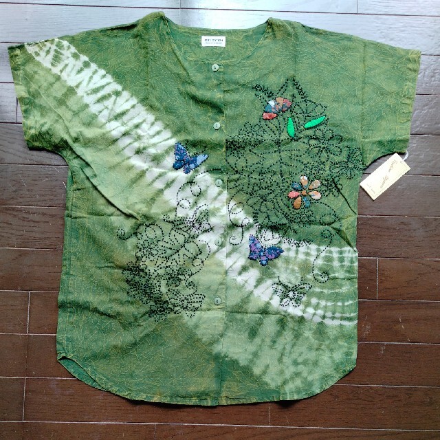タイ製　蝶柄の柄シャツ レディースのトップス(Tシャツ(半袖/袖なし))の商品写真