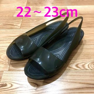 クロックス(crocs)のクロックス　カラーブロックフラット　黒　22cm 23cm サンダル　(サンダル)