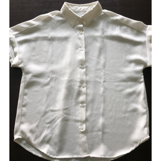 GU(ジーユー)のブラウス　白 レディースのトップス(シャツ/ブラウス(半袖/袖なし))の商品写真