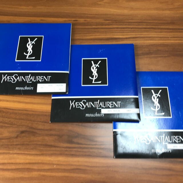 Yves Saint Laurent Beaute(イヴサンローランボーテ)の【新品未使用】イヴサンローラン　ハンカチ3枚セット　男性用 メンズのファッション小物(ハンカチ/ポケットチーフ)の商品写真