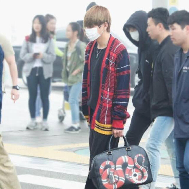 taehyung v gucci bag