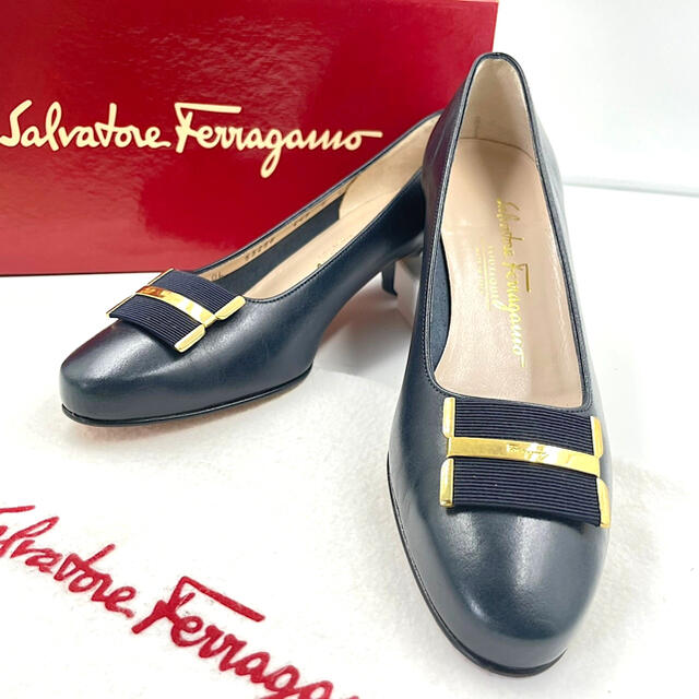 Salvatore Ferragamo(サルヴァトーレフェラガモ)の【新品 未使用】フェラガモ ゴールド 金具 レザー パンプス 6C レディースの靴/シューズ(ハイヒール/パンプス)の商品写真