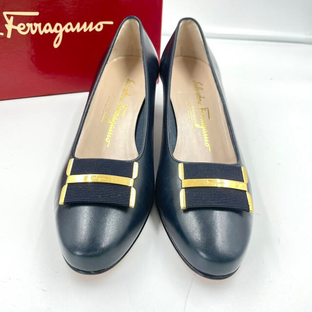 Salvatore Ferragamo(サルヴァトーレフェラガモ)の【新品 未使用】フェラガモ ゴールド 金具 レザー パンプス 6C レディースの靴/シューズ(ハイヒール/パンプス)の商品写真