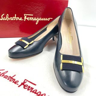 サルヴァトーレフェラガモ(Salvatore Ferragamo)の【新品 未使用】フェラガモ ゴールド 金具 レザー パンプス 6C(ハイヒール/パンプス)