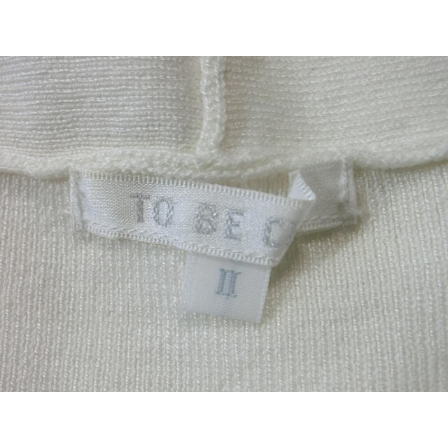 TO BE CHIC(トゥービーシック)のTO BE CHIC　オフホワイトで少し立ち襟の半袖Vネックセーター Ⅱ レディースのトップス(ニット/セーター)の商品写真