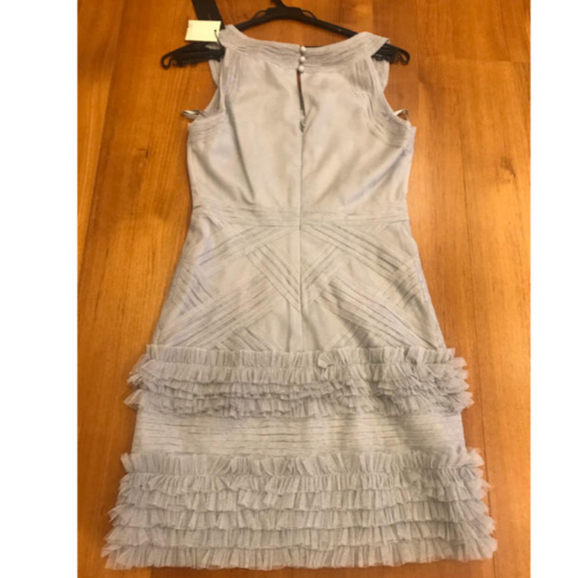 BCBGMAXAZRIA(ビーシービージーマックスアズリア)の新品タグ付　BCBG maxazria パールグレー　水色　ドレス　サイズ2 レディースのワンピース(ミニワンピース)の商品写真