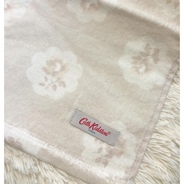 Cath Kidston(キャスキッドソン)の【新品未使用】キャスキッドソン　グレージュ花柄　ハンカチタオル レディースのファッション小物(ハンカチ)の商品写真