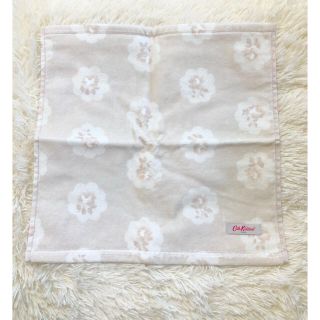 キャスキッドソン(Cath Kidston)の【新品未使用】キャスキッドソン　グレージュ花柄　ハンカチタオル(ハンカチ)