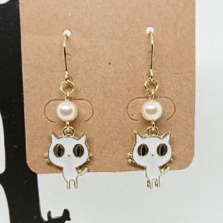 ハンドメイド◎白ネコちゃんピアス◎(ピアス)