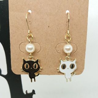 ハンドメイド◎黒ネコ＆白ネコ ピアス◎(ピアス)