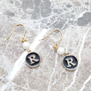 ハンドメイド◎イニシャルピアス◎Ｒ(ピアス)