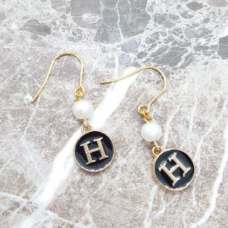 ハンドメイド◎イニシャルピアス◎Ｈ(ピアス)